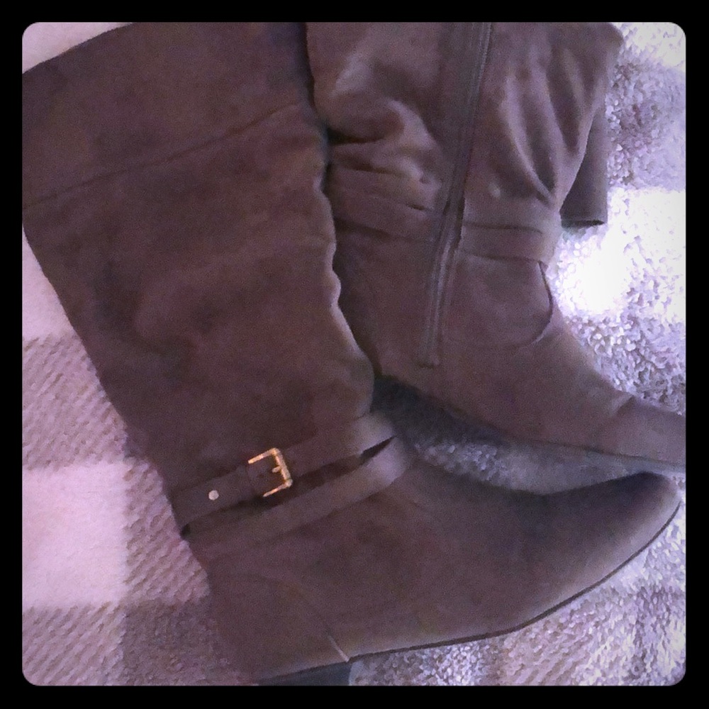 Cozy, comfortable, cute tan suede 👢 ‘s